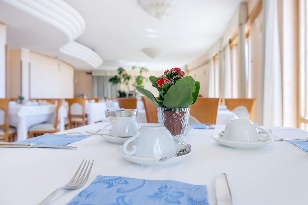 Astura Palace Hotel Nettuno Esterno foto